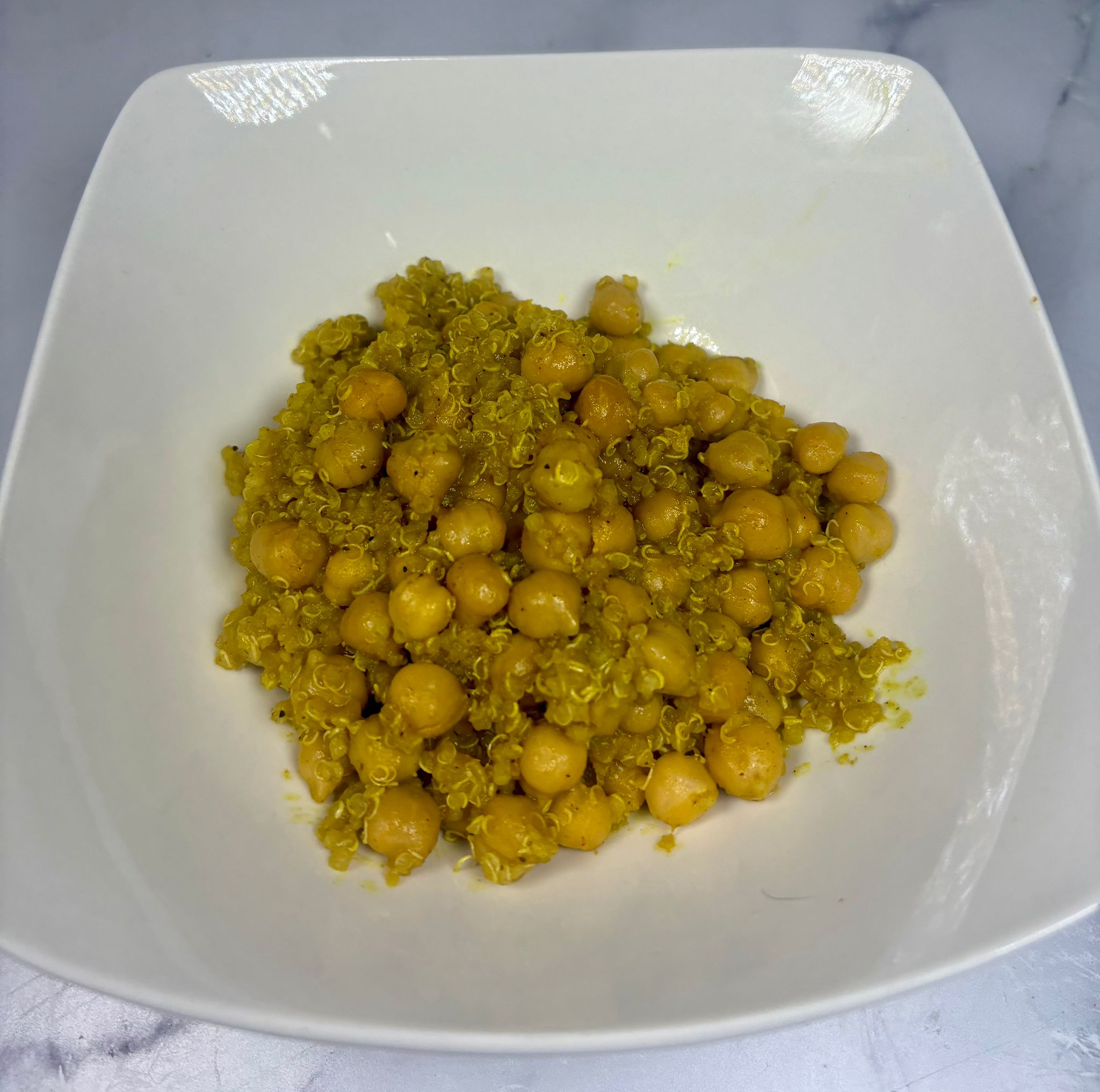 Island Glow Curry with Quinoa and Chickpeas – A Vibrant Vegan Bowl of Flavor